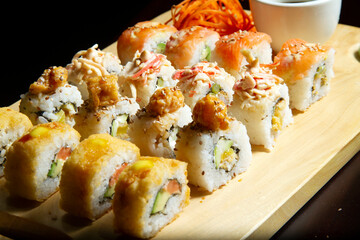 Fotos de sushi especiales para menú. Fotos de tabla de rolles de sushi para manú.