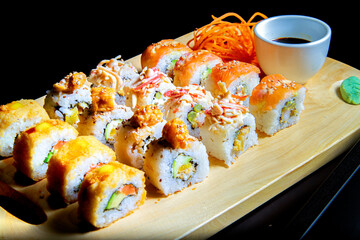 Fotos de sushi para menú gourmet. Fotos de tabla de madera con rolles de sushi con guacamole para menú.