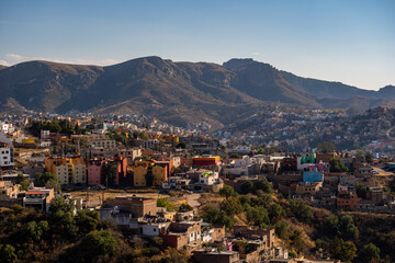 Obraz premium Very beautiful view of the city at sunset in the Mexican city of Guanajuato surrounded by large mountains.