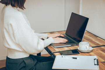 Naklejka premium パソコンを操作する女性の手元 Business