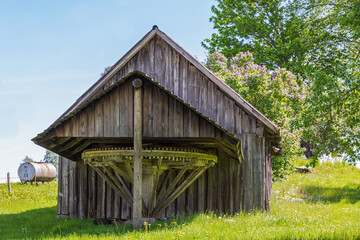 Obraz premium Old barn with an agricultural machinery