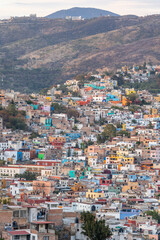 Fototapeta na wymiar Very beautiful view of the city at sunset in the Mexican city of Guanajuato surrounded by large mountains.
