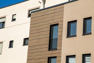 Moderne Fassade mit Holzpaneelen an einem neuen Apartmentgebäude