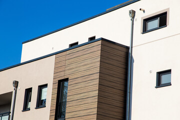 Moderne Fassade mit Holzpaneelen an einem neuen Apartmentgebäude