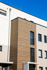 Obraz premium Moderne Fassade mit Holzpaneelen an einem neuen Apartmentgebäude