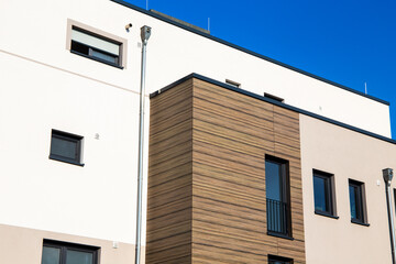 Moderne Fassade mit Holzpaneelen an einem neuen Apartmentgebäude