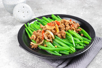 Tumis buncis daging cincang or Gan Bian Si Ji Dou is Spicy and Crispy Green Beans with Garlic. 