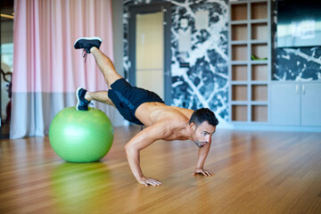 A man working out in a fitness studio.