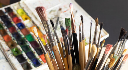 Obraz premium Artist's set of different brushes for painting with paints.