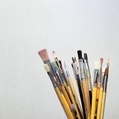 Obraz premium Artist's set of different brushes for painting with paints.