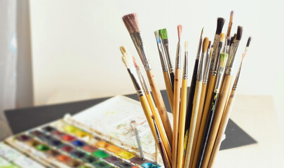 Obraz premium Artist's set of different brushes for painting with paints.