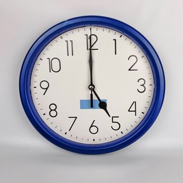 Change the time Close-up Clock hour 12 times per hour. Arabic numerals, with white background.