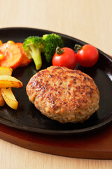 鉄板に盛り付けたハンバーグステーキ　