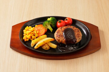デミグラスソースをかけたハンバーグステーキ