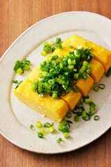 小ネギをたっぷり乗せただし巻き玉子