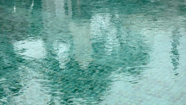 Verano en la piscina: agua turquesa en movimiento