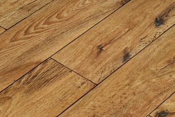 Drewniana podłoga z widocznymi słojami drewna 