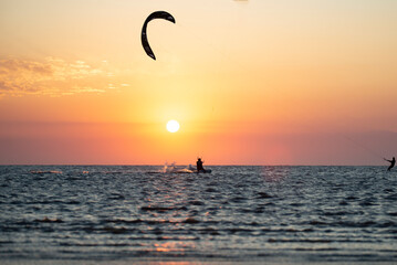Kitesurf en la playa al atardecer 