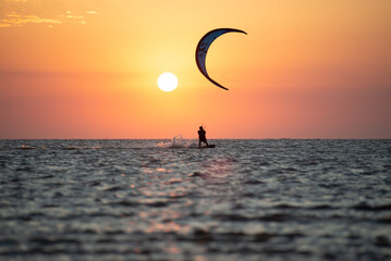Kitesurf al atardecer 