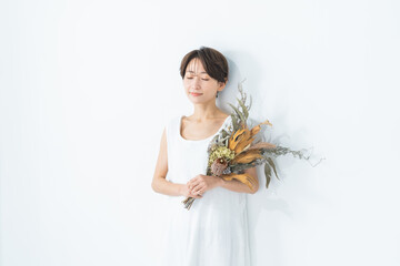 花束を持つ日本人女性