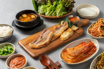 Korean food dishes 돼지고기 삼겹살 구이 돼지 목살 구이
