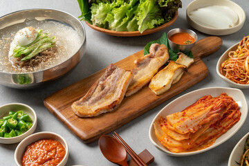 Korean food dishes Korean food dishes 돼지고기 삼겹살 구이 돼지 목살 구이