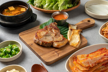 Korean food dishes Korean food dishes 돼지고기 삼겹살 구이 돼지 목살 구이