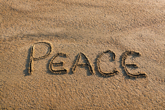 Palavra de Paz desenhado sobre as ondas da areia