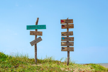 Carteles de banderas y medio ambiente en la playa