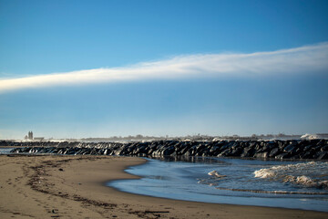 Jour d'hiver ensoleillé et venteux au bord de la mer