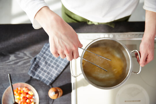 パスタをゆでる男性の手元