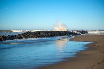 Jour d'hiver ensoleillé et venteux au bord de la mer