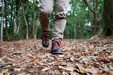 山を歩く登山者の足元