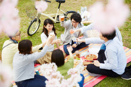 お花見をする男女7人