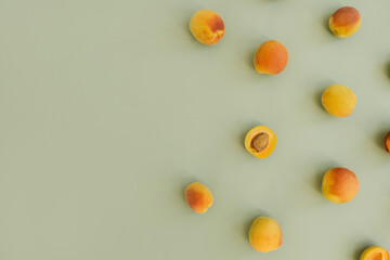Fototapeta na wymiar Fruit pattern of fresh peaches on pastel green background