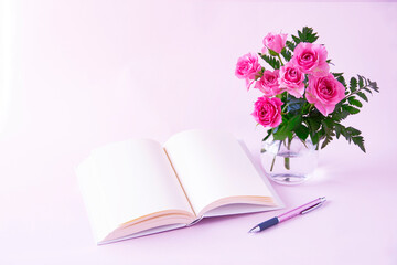 ピンクのバラのアレンジメントと本