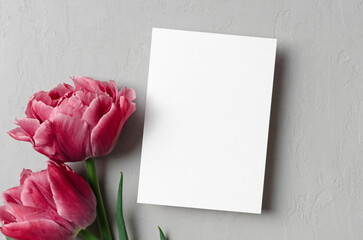Fototapeta premium Blank wedding invitation card mockup with pink tulips flowers