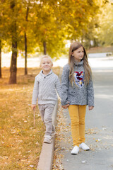 Obraz premium mother and daughter walking in the park