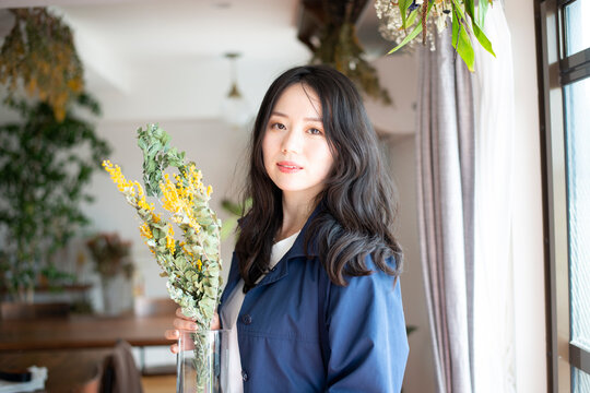 花瓶を持っている女性