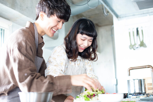 キッチンで料理をしているカップル