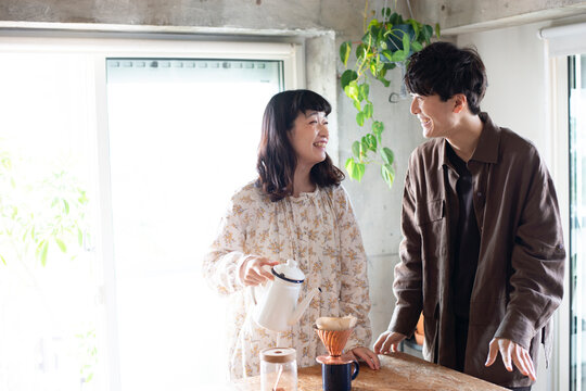 コーヒーを淹れているカップル