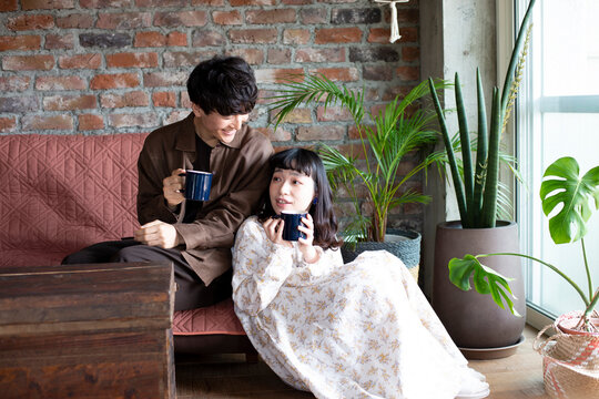 家でのんびりしているカップル