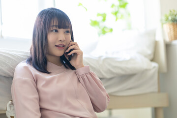 電話をする女性