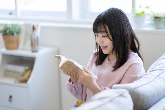 読書をする女性