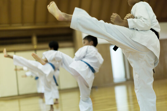 空手の稽古をする子供たち