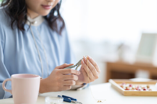 ハンドメイドアクセサリーを作る女性