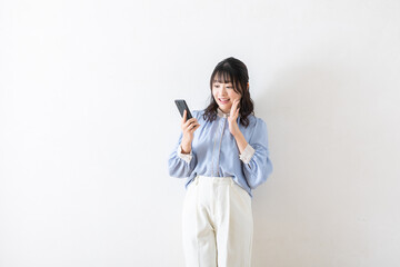 スマホを持つ女性