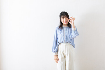OKサインを作る女性