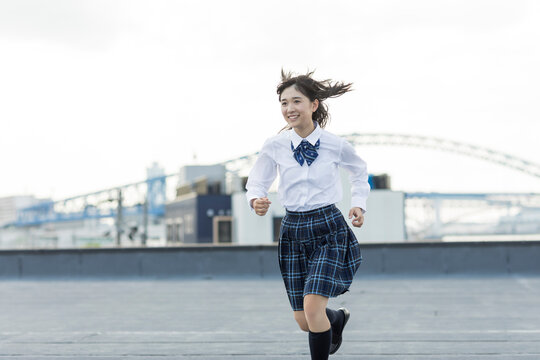 屋上で走る女子学生