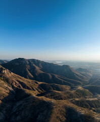 Fototapeta premium A beautiful aerial view of the endless mountains around the Mexican city of Guanajuato at sunset.